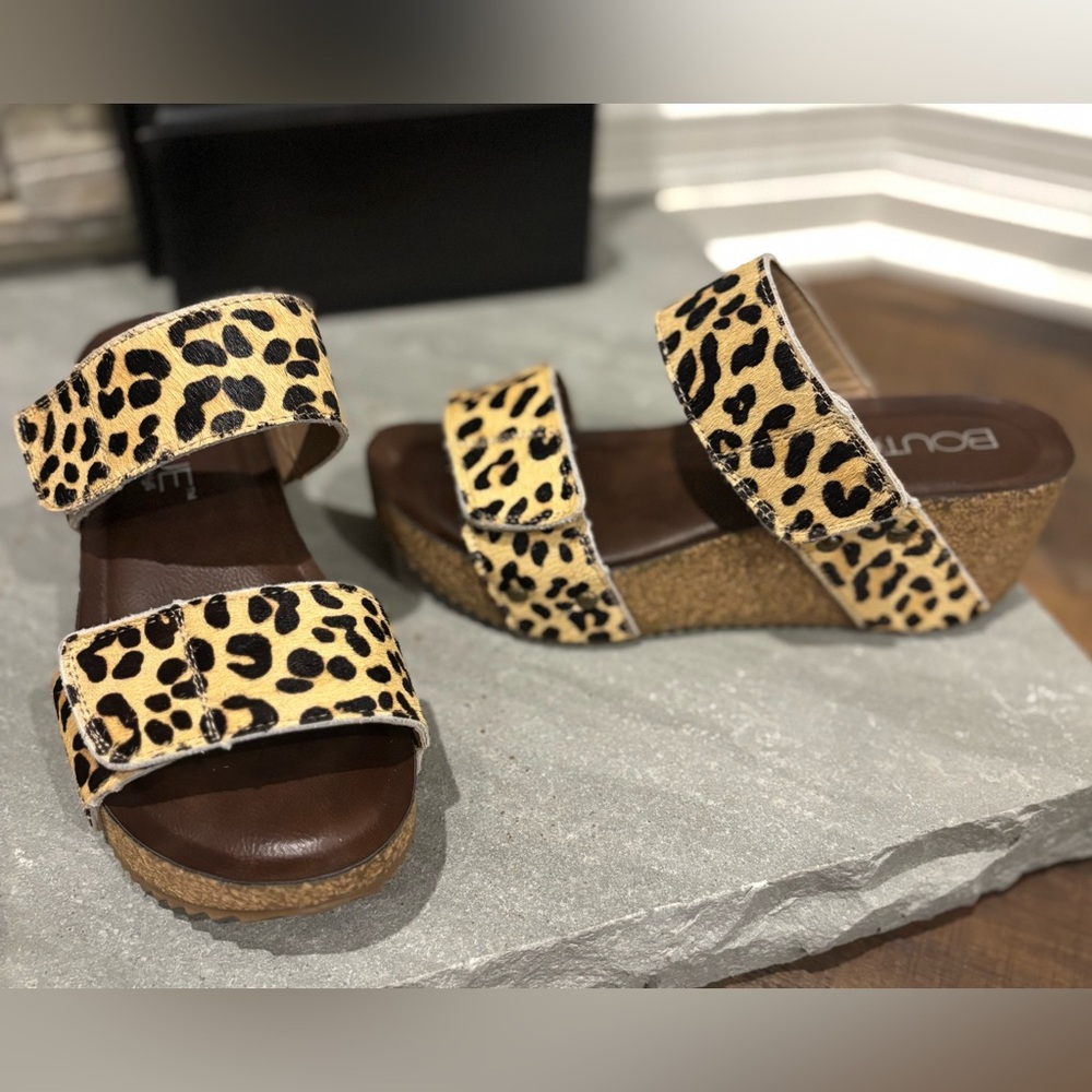 Boutique by Corkys Wild Thing Leopard Print Wedge Double Strap Wedge Sandals 7